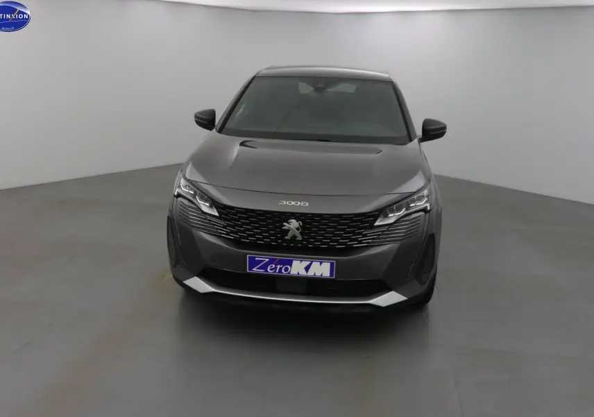 Vue de face d'un Peugeot 3008 gris platinium métallisé avec calandre noire et phares LED distinctifs.