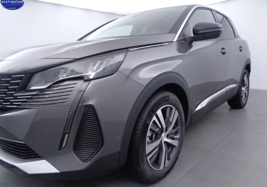 Vue 3/4 avant droit du Peugeot 3008 gris platinium métal mettant en valeur ses phares LED et jantes alliage.