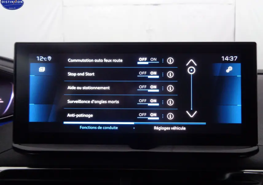 Écran tactile intérieur du Peugeot 3008 2023 affichant les réglages des aides à la conduite en mode nuit.