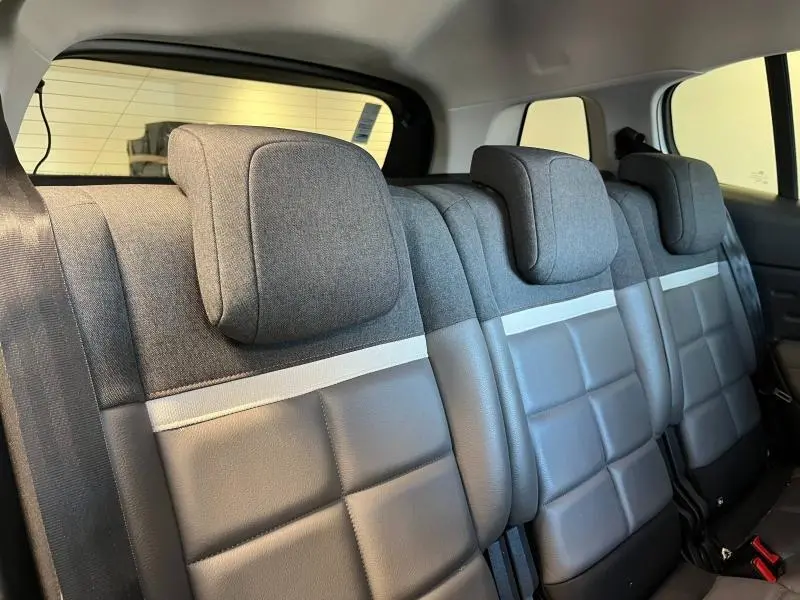 Vue rapprochée des trois sièges arrière individuels en tissu gris et cuir noir du Citroën C5 Aircross 2020 blanc nacré.