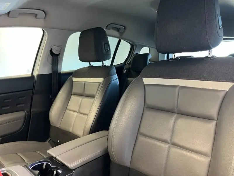Gros plan sur les sièges avant en cuir graphite et tissu noir de la Citroën C5 Aircross 2020, intérieur spacieux et moderne.