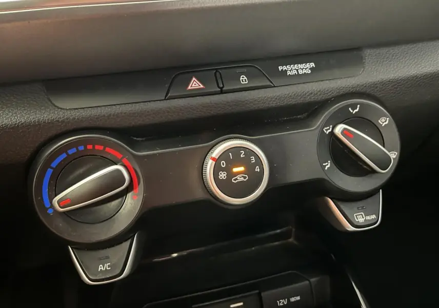Détail de la console centrale noire du Kia Stonic 2019 montrant les commandes manuelles de climatisation et verrouillage central.