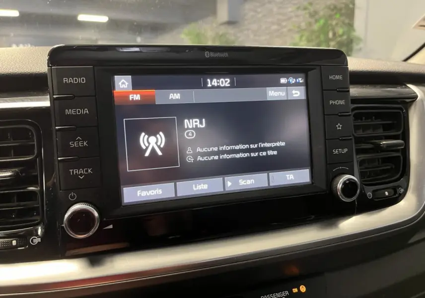 Écran tactile central du tableau de bord du Kia Stonic 2019 affichant la radio NRJ en mode FM.
