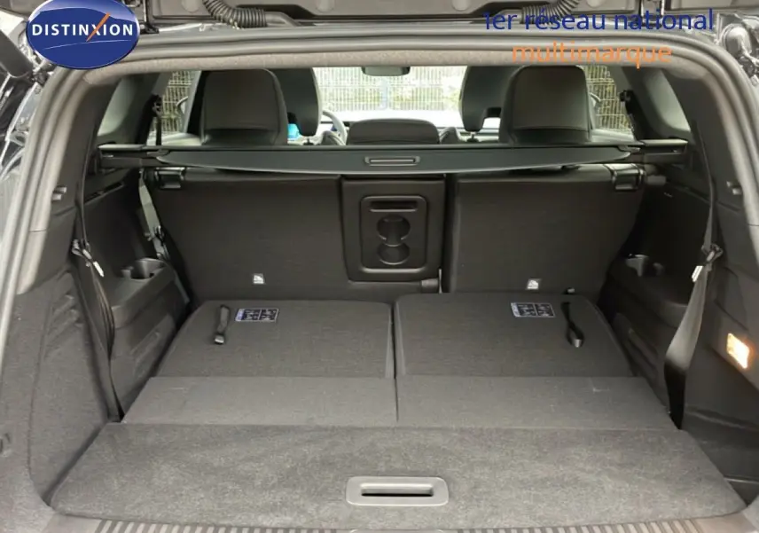 Coffre ouvert d’un Renault Espace noir étoile métal 2025, vue arrière montrant les sièges arrière rabattus et l’espace de chargement.