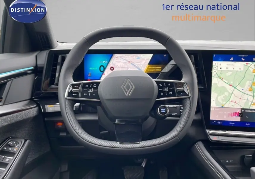 Vue intérieure centrée sur le volant multifonction du Renault Espace 2025, avec écrans numériques et finition noire.