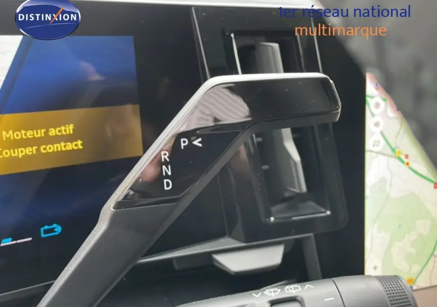 Gros plan sur la commande de boîte automatique noire avec affichage des modes P, R, N, D dans un Renault Espace 2025.