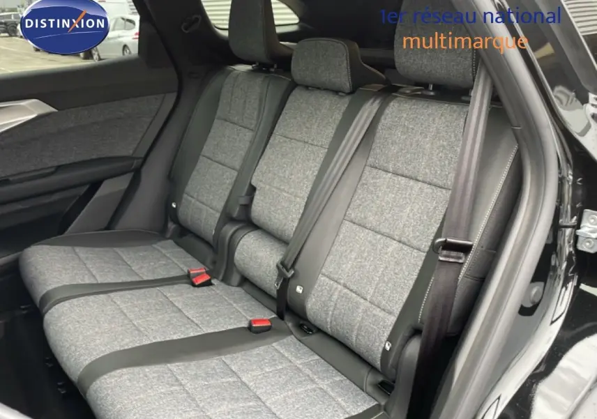 Vue intérieure côté droit des sièges arrière gris tissu et cuir du Renault Espace noir étoile métal 2025.