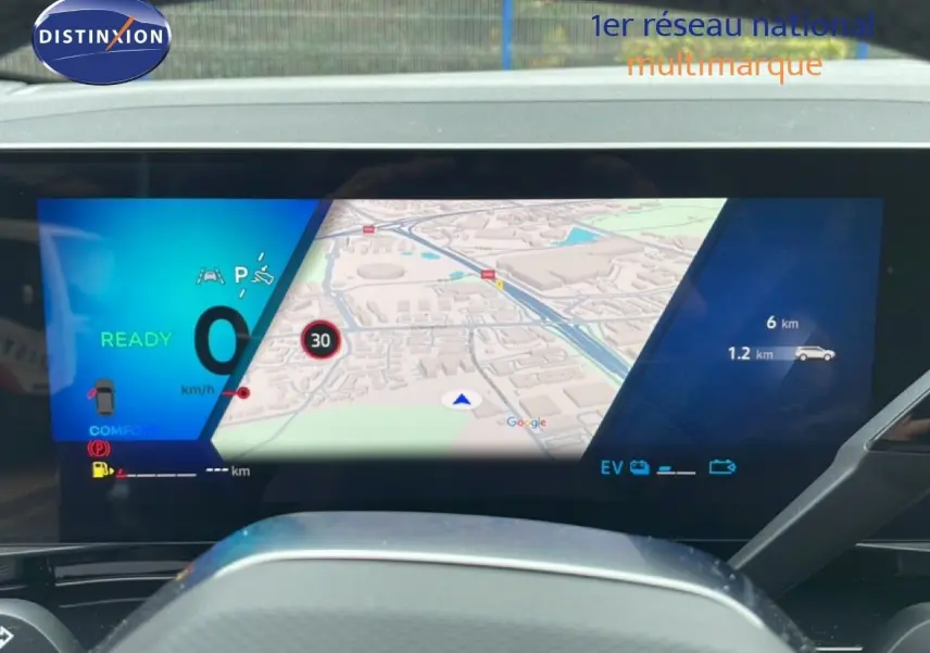 Affichage numérique du tableau de bord de la Renault Espace 2025, avec navigation et informations hybrides en vue frontale.