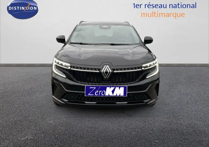 Vue frontale du Renault Espace 2025 noir étoile métal avec calandre distinctive et phares LED allumés.