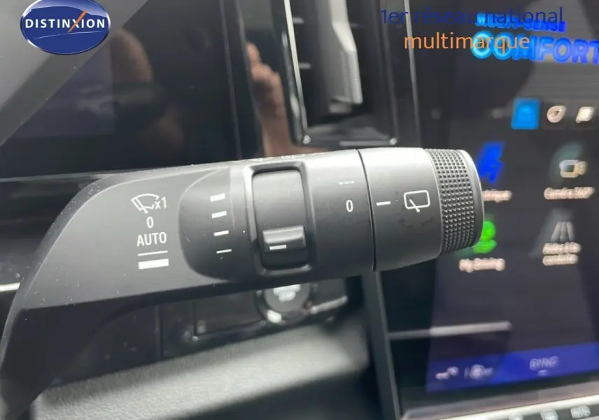 Gros plan sur la commande des essuie-glaces dans l’habitacle du Renault Espace noir étoile métal, avec écran tactile en arrière-plan.