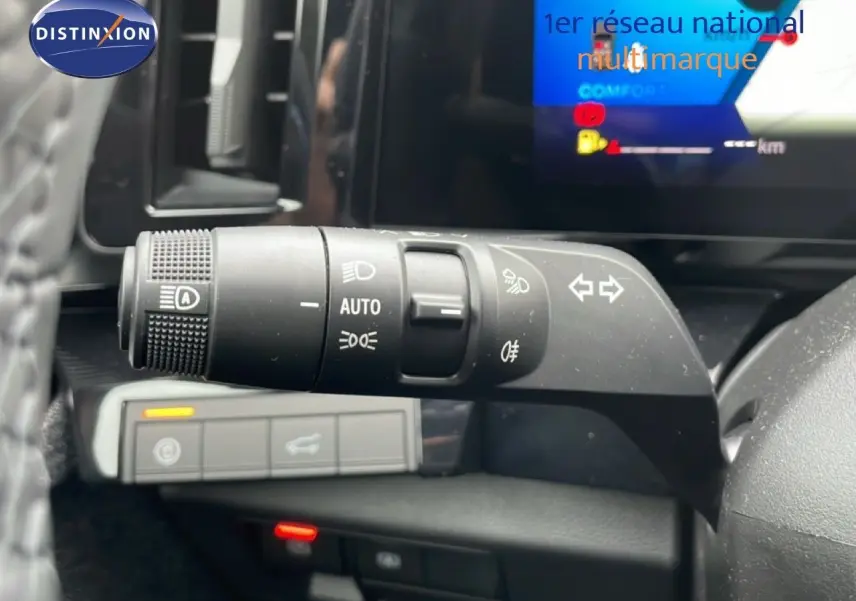 Gros plan sur la commande des feux et clignotants à gauche du volant dans l’habitacle noir du Renault Espace 2025.