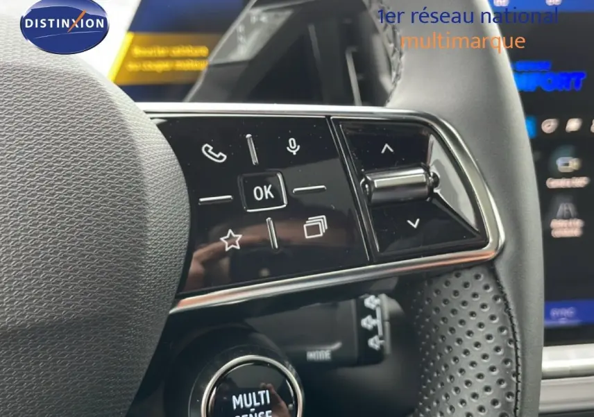 Gros plan sur le volant noir perforé du Renault Espace 2025, avec commandes multifonctions et bouton Multi-Sense visible.