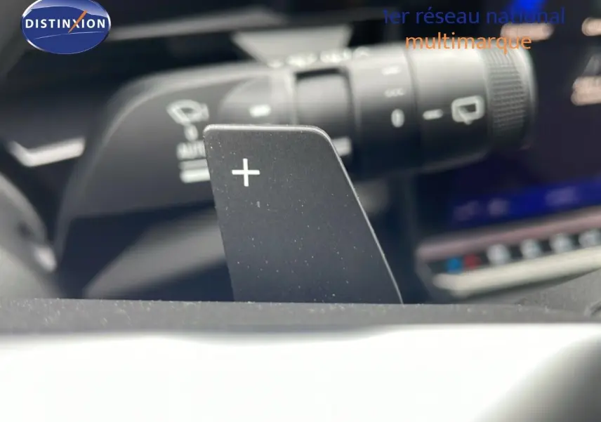 Gros plan sur la palette de changement de vitesse "+" dans l'habitacle du Renault Espace noir étoile métal 2025.