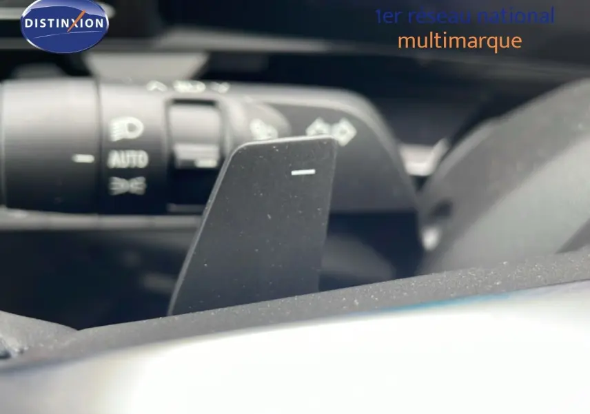 Gros plan sur la palette de changement de vitesse côté droit du volant du Renault Espace noir étoile métal 2025.