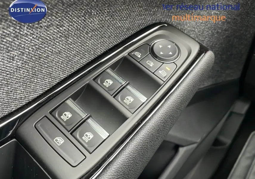 Gros plan sur les commandes des vitres électriques côté conducteur d’un Renault Espace noir étoile métal 2025.