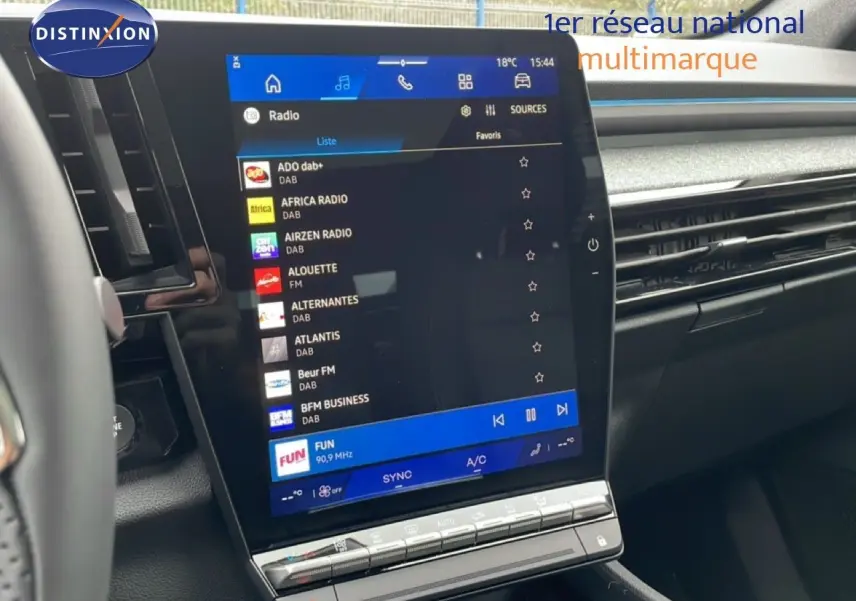 Vue intérieure centrée sur l'écran tactile multimédia du Renault Espace 2025 noir étoile métal, avec tableau de bord moderne.