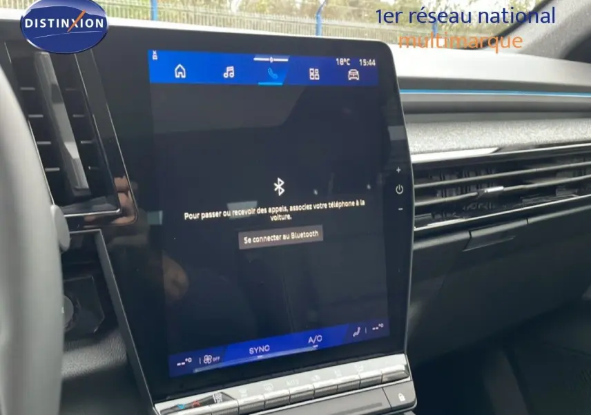 Vue intérieure centrée sur l'écran tactile vertical du tableau de bord du Renault Espace noir étoile métal 2025.