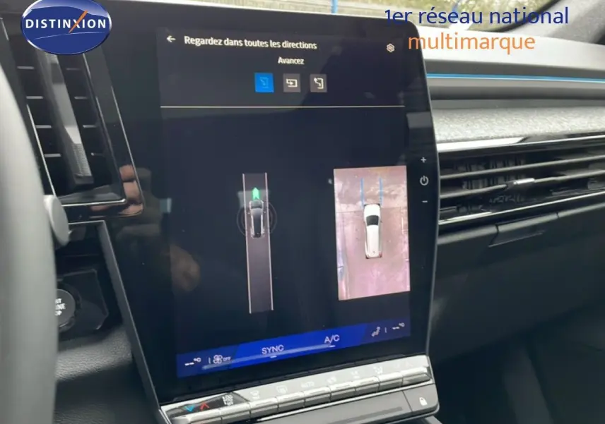 Vue intérieure centrée sur l'écran tactile du tableau de bord du Renault Espace noir étoile métal 2025, affichant la caméra de recul.