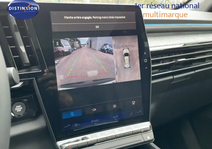 Vue intérieure du tableau de bord du Renault Espace 2025 noir étoile métal, écran affichant la caméra de recul et l'aide au stationnement.