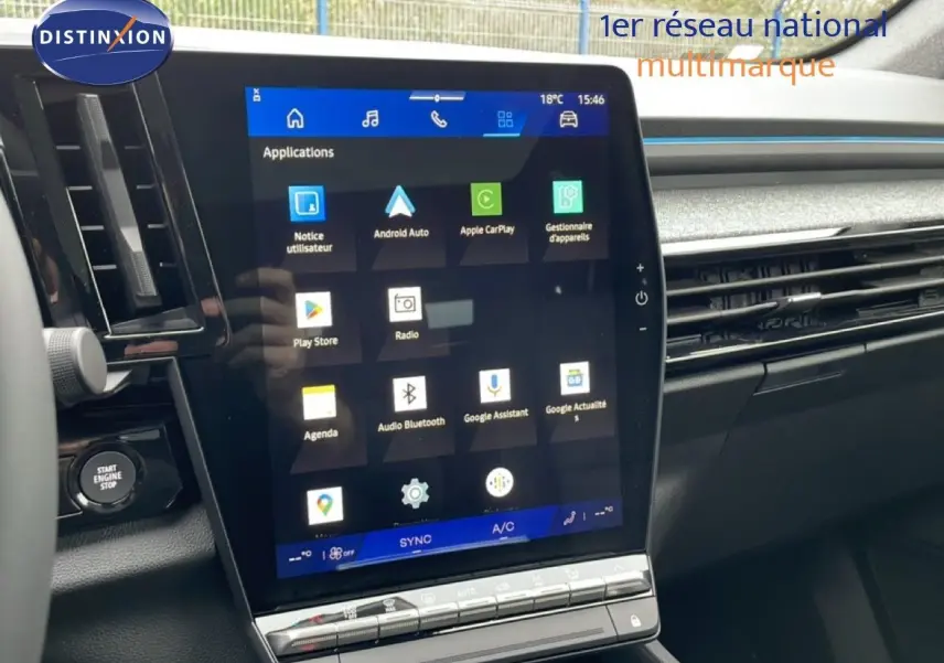 Vue intérieure du tableau de bord du Renault Espace 2025 noir étoile métal, avec écran tactile central affichant les applications.
