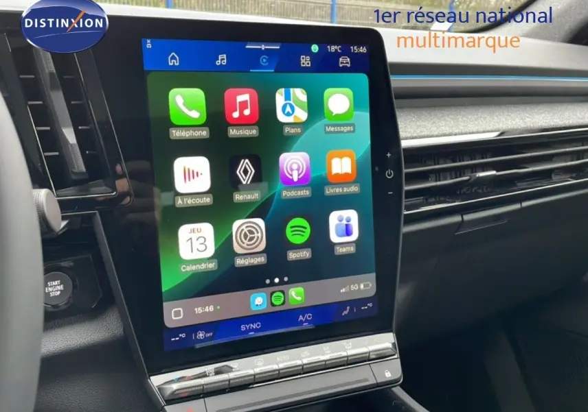Vue intérieure centrée sur l'écran tactile vertical du tableau de bord du Renault Espace 2025, finition Technno.