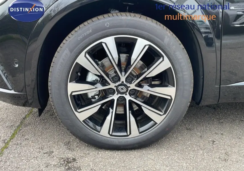 Gros plan sur la jante avant droite noire et argentée du Renault Espace 2025 noir étoile métal.