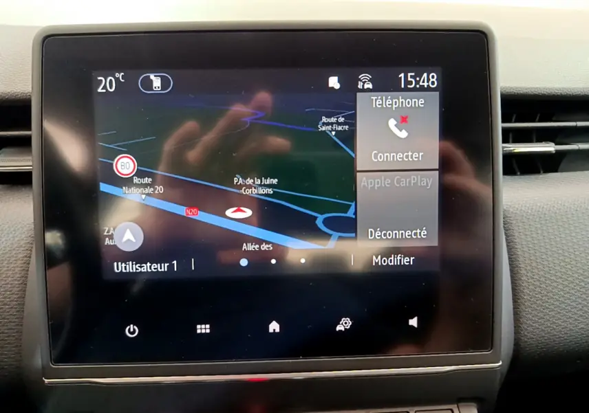 Écran tactile central affichant la navigation et Apple CarPlay dans une Renault Clio Business TCe 100 gris clair de 2020.