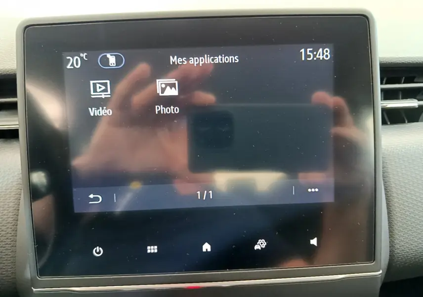 Écran tactile central de la Renault Clio Business TCe 100 2020 affichant les applications vidéo et photo, intérieur gris.