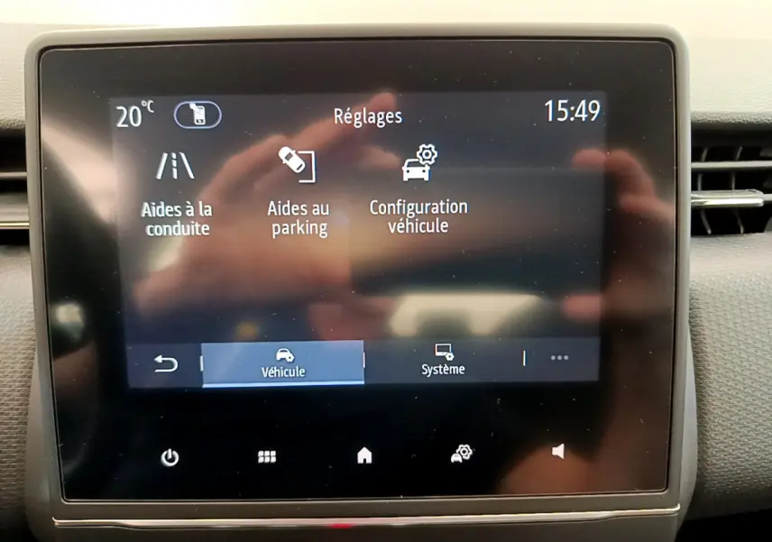 Écran tactile central de la Renault Clio Business 2020 affichant les réglages d'aides à la conduite et au parking.