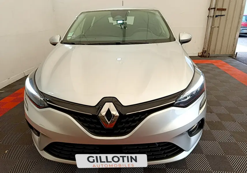 Vue frontale d'une Renault Clio Business TCe 100 gris clair avec phares LED et calandre noire brillante.