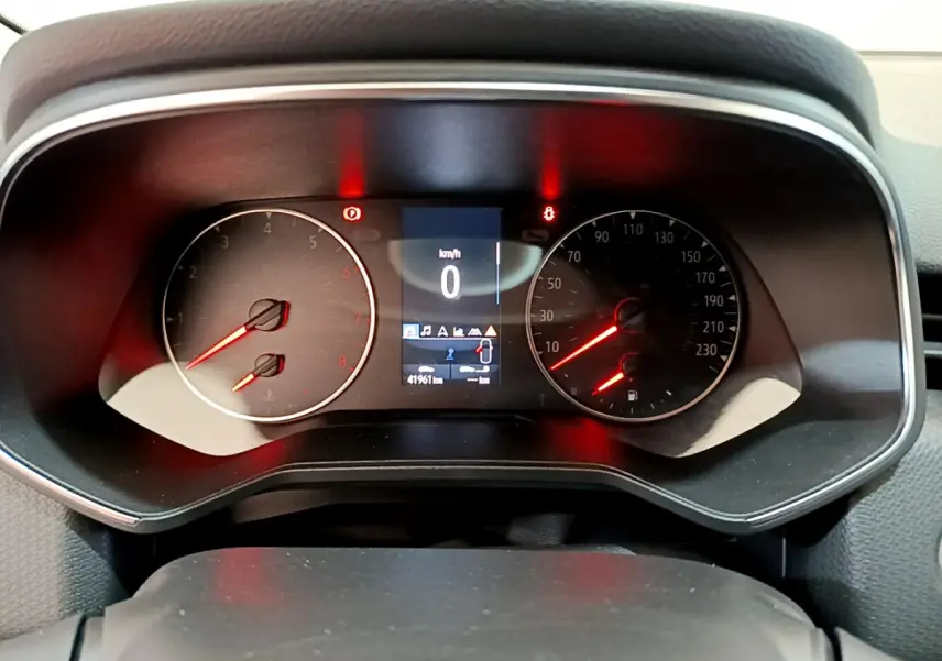 Tableau de bord de Renault Clio Business TCe 100 2020, affichage digital central et compte-tours analogique.