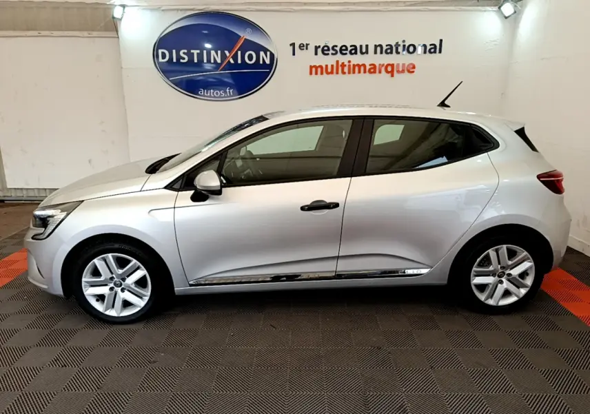 Profil côté gauche d'une Renault Clio Business TCe 100 gris clair 2020, avec jantes alliage et poignées noires.