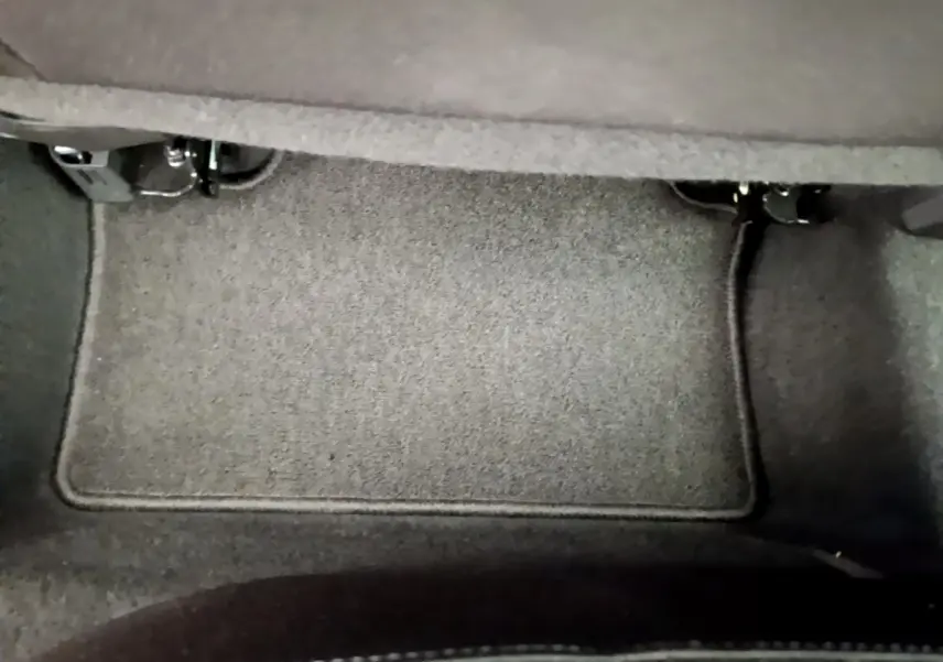 Plancher côté passager avant de la Renault Clio Business TCe 100 gris clair avec tapis de sol gris.