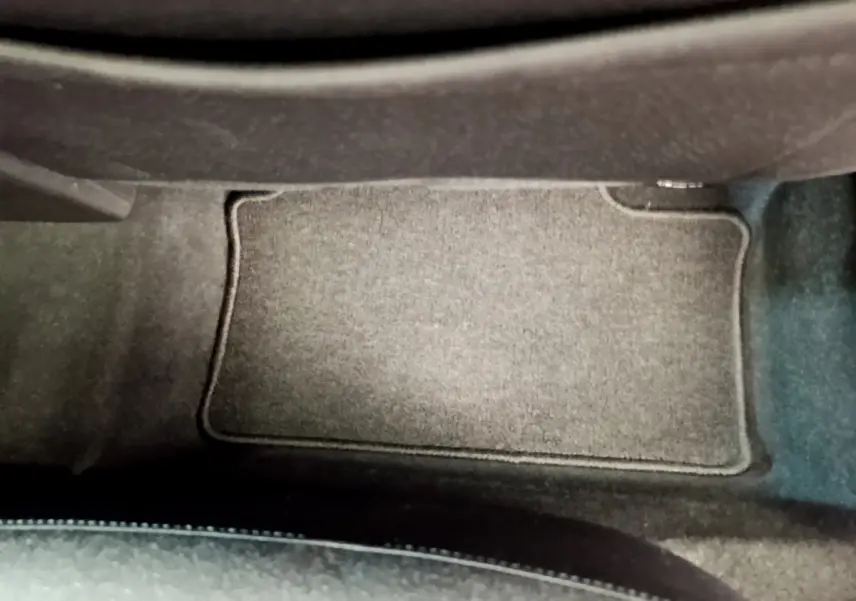 Tapis de sol gris foncé au niveau du plancher côté conducteur d'une Renault Clio Business TCe 100 2020.