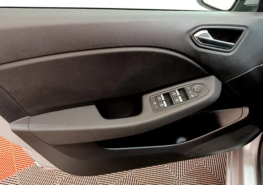 Panneau de porte avant gauche gris clair de Renault Clio Business TCe 100 2020 avec commandes électriques des vitres.