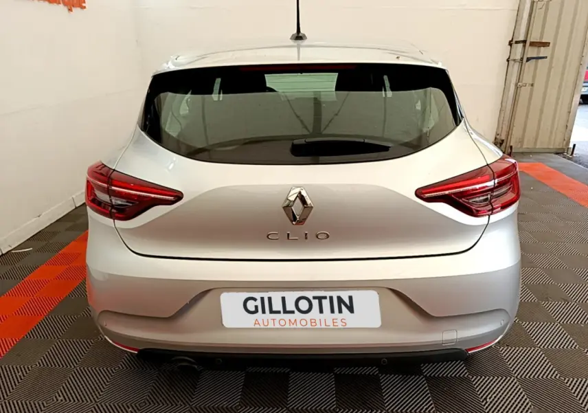 Vue arrière d'une Renault Clio gris clair 2020, avec feux LED et logo Renault bien visibles.