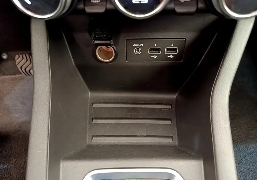 Vue rapprochée du compartiment central noir de la Renault Clio Business TCe 100 avec ports USB et prise Aux-IN.