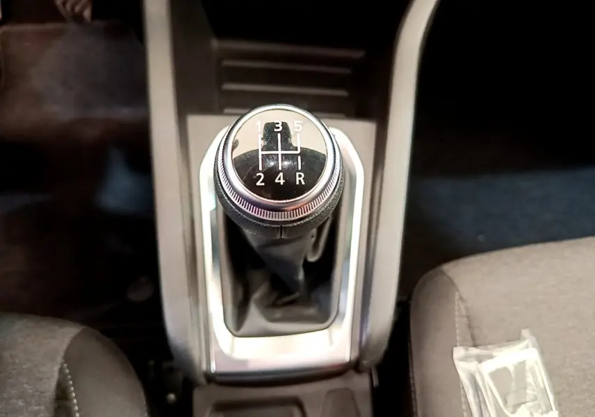 Le levier de vitesses manuel vu de dessus dans l'habitacle de la Renault Clio Business gris clair de 2020.