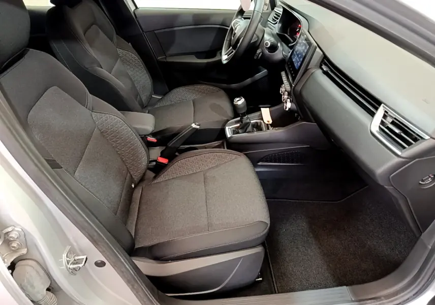 Intérieur avant droit de la Renault Clio Business TCe 100 2020 avec sièges tissu gris et tableau de bord moderne.