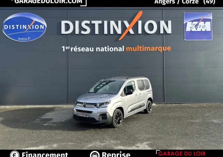 Citroën Berlingo gris clair vu en 3/4 avant droit, avec jantes noires et portes coulissantes visibles.