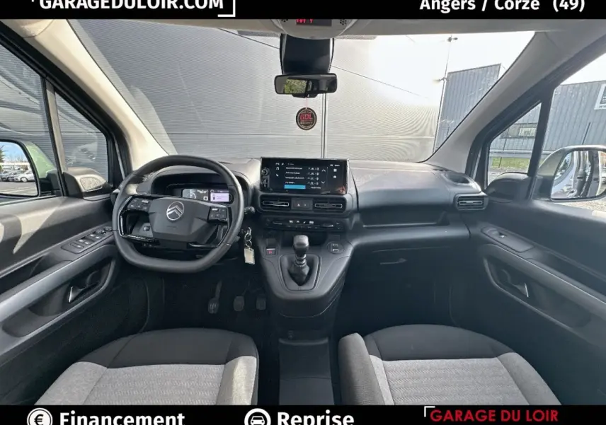 Vue intérieure avant du Citroën Berlingo 2024, tableau de bord moderne avec écran tactile et volant multifonctions cuir.