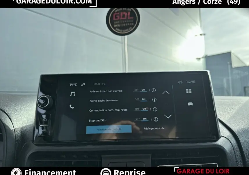 Écran tactile central du tableau de bord du Citroën Berlingo gris clair, affichant les aides à la conduite.