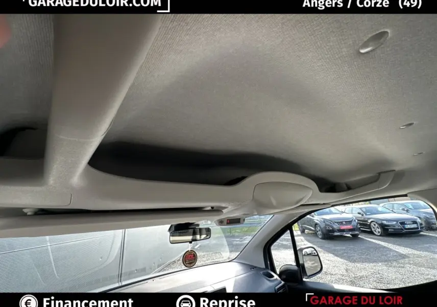 Vue intérieure du plafond et pare-brise côté droit du Citroën Berlingo gris clair 2024 avec rétroviseur et tableau de bord partiel visible.