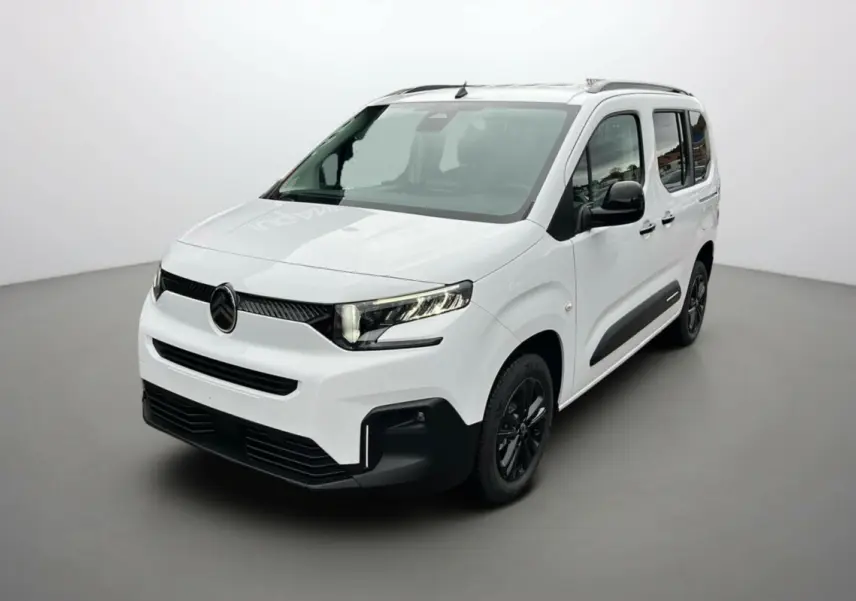Vue 3/4 avant du Citroën Berlingo Kaolin white avec jantes noires et barres de toit visibles.