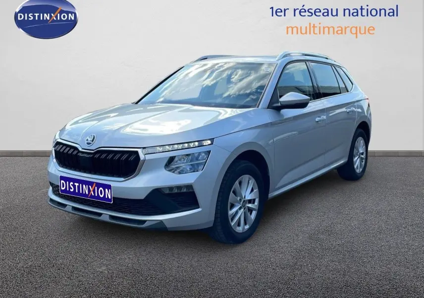 Vue 3/4 avant droite d'un Skoda Kamiq gris argent métallisé avec calandre noire et jantes alliage.