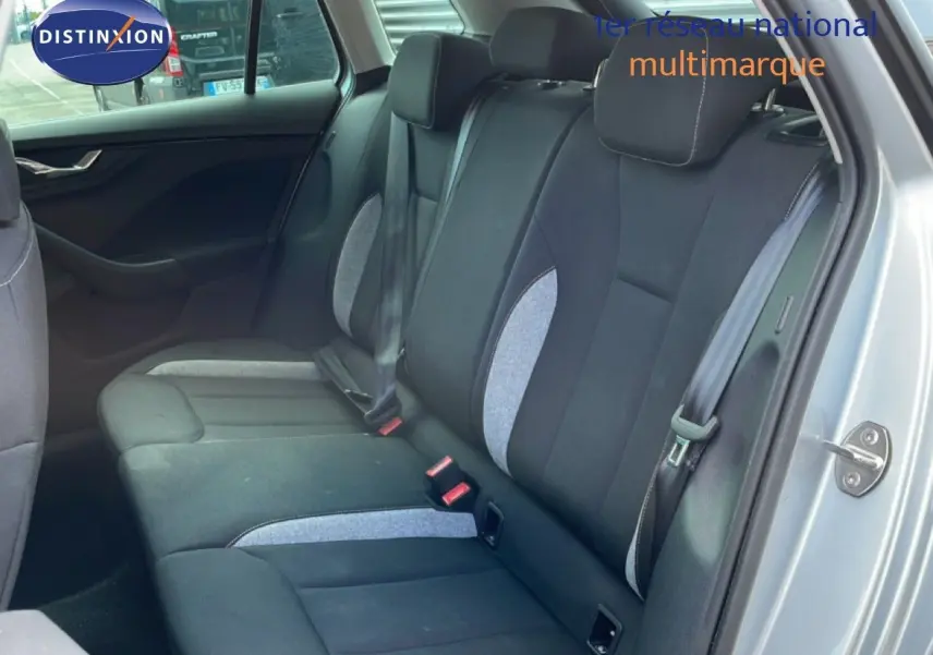 Vue intérieure arrière côté droit du Skoda Kamiq 2025 gris argent, sièges tissu noir avec inserts gris clair.