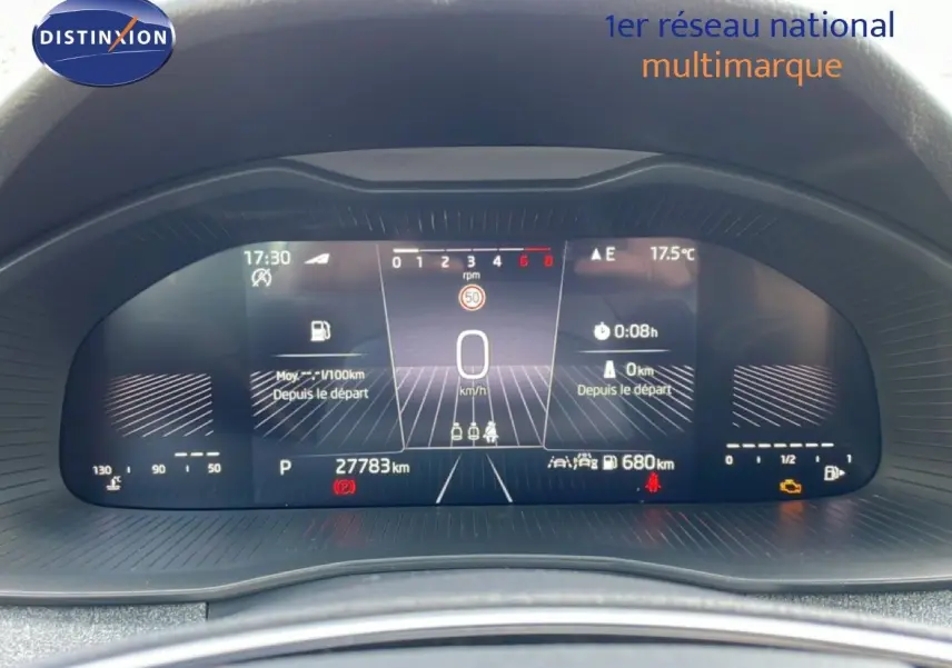Tableau de bord numérique du Skoda Kamiq 2025, affichage central clair avec informations de conduite et alertes visibles.