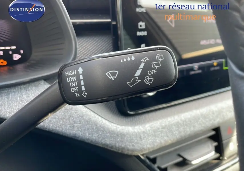 Gros plan sur la commande des essuie-glaces dans l’habitacle gris clair du Skoda Kamiq 2025, version essence.