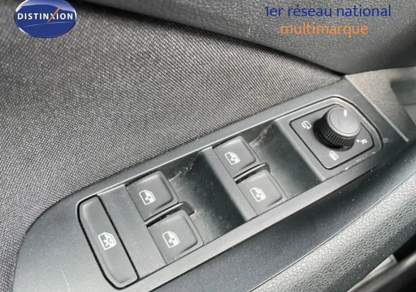 Gros plan sur les commandes des vitres électriques et rétroviseurs du côté conducteur d’un Skoda Kamiq gris argent 2025.