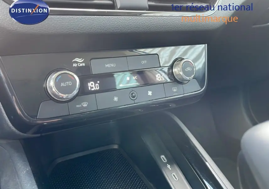 Vue rapprochée de la console centrale du Skoda Kamiq gris argent, mettant en valeur la climatisation automatique et les ports USB.